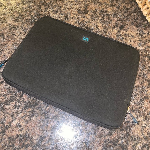 2015 MacBook Air 13 inch 120 GB - Picture 12 of 16